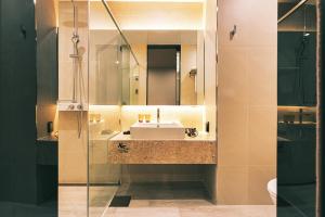 uma casa de banho com um lavatório e um espelho em Kwangsu Hotel Haeundae em Busan