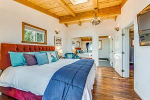 1 dormitorio con 1 cama grande con almohadas azules en High Tor Upper House with Great Ocean Views, en Gualala