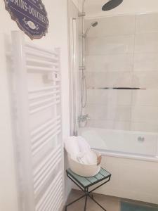 uma casa de banho com um chuveiro e uma tigela num banco em Grange Bouton d Or sleeps 2 quiet countryside location Boussac medieval town em Malleret-Boussac