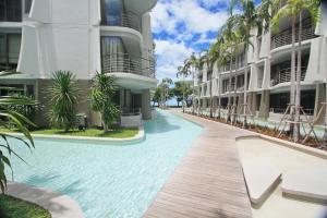 a swimming pool in the middle of a building at บ้านแสนคราม หัวหิน Family Room - Pool Access ห้องติดสระ in Phetchaburi