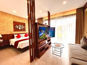 1 dormitorio con 1 cama y TV en una habitación en Del Cielo Villa Seminyak, en Seminyak