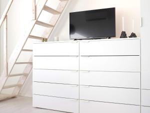 アリンエにあるModern Loft with Sea View - By Traum Ferienwohnungenの白いドレッサー(上にテレビ付)