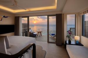 una camera con letto e vista sull'oceano di Avani+ Fares Maldives Resort ad Atollo Baa