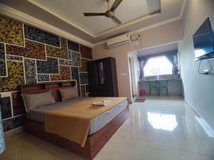 1 dormitorio con 1 cama y una pared de azulejos en Green Palace Resort, en Vagamon