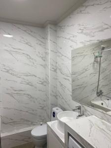 Koupelna v ubytování Уютная квартира-студия ЖК Теремки