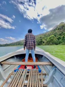 Ein Mann steht vor einem Boot. in der Unterkunft Cozy studio apartment in Arusha