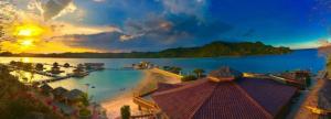 uma vista aérea de um resort na margem de um lago em Grace Island Resort by Cocotel em San José