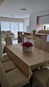 una mesa de comedor con flores encima en Sarkcsillag teljes családiház- Star Complete Family House, en Szeged