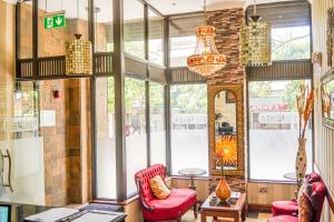 una stanza con sedie rosse e una grande finestra di After 40 Hotel a Nairobi