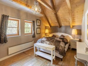 um quarto com uma cama e um tecto de madeira em Chalet in Rangersdorf in Carinthia near ski area em Rangersdorf