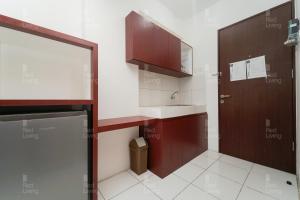 Кухня или мини-кухня в RedLiving Apartemen Riverview Residence - Alima View Tower Mahakam
