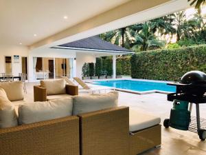 奥南海滩班安娜别墅的带沙发和游泳池的客厅