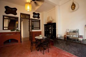 - une salle à manger avec une table et des chaises dans l'établissement 99 Oldtown Boutique Guesthouse SHA EXTRA PLUS, à Phuket