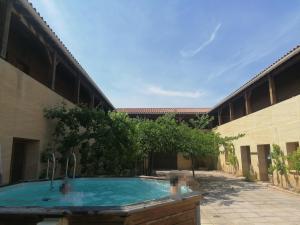 a swimming pool in the courtyard of a building at Le Clos Boisé in Théziers