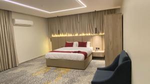 a hotel room with a bed and two chairs at Golden New Al Safa in Jeddah