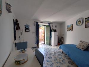 a living room with a bed and a table at La Conchiglia Vietrese in Vietri sul Mare