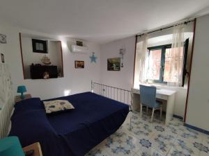 ヴィエトリにあるLa Conchiglia Vietreseのベッドルーム(青いベッド1台、デスク付)