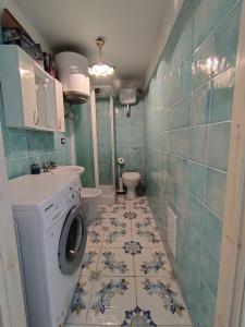 La salle de bains est pourvue d'un lave-linge et de toilettes. dans l'établissement La Conchiglia Vietrese, à Vietri