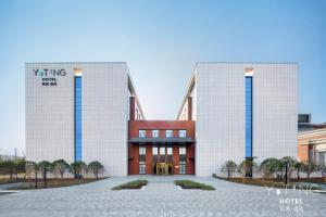 a revestimiento de un edificio en S&N Yiting Hotel Taizhou, en Taizhou