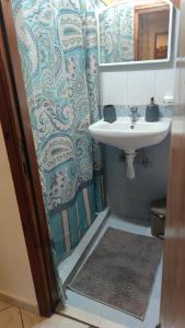 een badkamer met een wastafel en een spiegel bij Dameli in Sykaminéa
