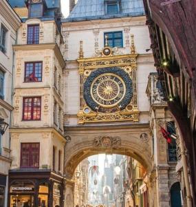 ルーアンにあるGite Les Lanternesの建物横の大時計