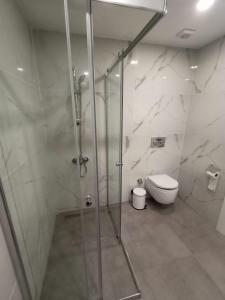 łazienka z prysznicem i toaletą w obiekcie Courtyard Long Beach Holiday Resort w mieście Iskele