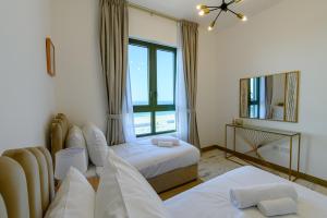 Letto o letti in una camera di Stay Holiday Homes by Al Ghurair - La Mer - Dubai