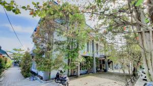 un scooter estacionado frente a un edificio en RedDoorz near Universitas Palangkaraya 3, en Palangkaraya