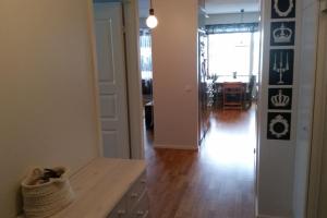 um quarto com um corredor com uma mesa e um quarto com um corredor em Spacious super located Lahti apartment em Lahti