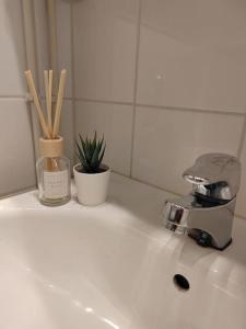 een wastafel in de badkamer met een haardroger en een stoombad. bij Spacious super located Lahti apartment in Lahti