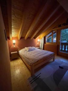 - une chambre avec un grand lit dans l'établissement Best view in Crans-Montana, à Crans-Montana