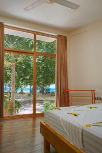 Postel nebo postele na pokoji v ubytování Finolhu Beach Guest House