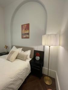 1 dormitorio con 1 cama blanca y 1 lámpara en The Italian New Yorker en Sídney