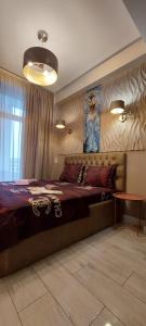 um quarto com uma cama grande num quarto em Fantaflat Old Tbilisi Apartment em Tbilisi