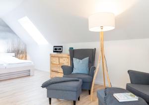 ein Wohnzimmer mit einem Stuhl und einer Lampe in der Unterkunft Ferienwohnung 54 Nord in Nebel