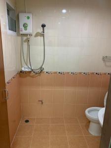 a bathroom with a shower and a toilet at เขมกานต์ อพาร์ตเมนต์ in Ban Hua Thong Lang