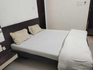 ein Bett mit zwei Kissen auf einem Zimmer in der Unterkunft SPOT ON Hotel The Annie in Bilāspur