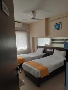 Zimmer mit 2 Betten und einem Fenster in der Unterkunft SPOT ON Hotel The Annie in Bilāspur