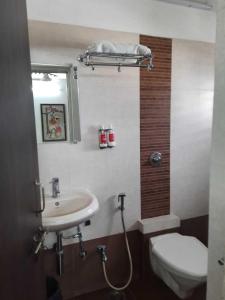 ein Bad mit einem Waschbecken und einem WC in der Unterkunft SPOT ON Hotel The Annie in Bilāspur