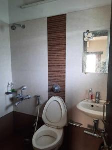 ein Bad mit einem WC und einem Waschbecken in der Unterkunft SPOT ON Hotel The Annie in Bilāspur