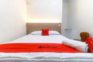RedDoorz Plus near WTC Batanghari Mall客房内的一张或多张床位