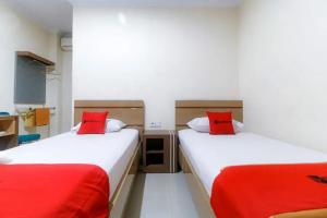 RedDoorz Plus near WTC Batanghari Mall客房内的一张或多张床位