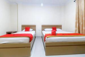 RedDoorz Plus near WTC Batanghari Mall客房内的一张或多张床位