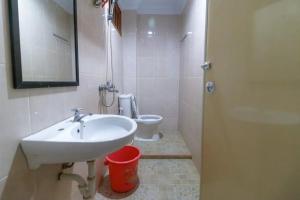 TanjungjohorRedDoorz Plus near WTC Batanghari Mall的带水槽和马桶的浴室