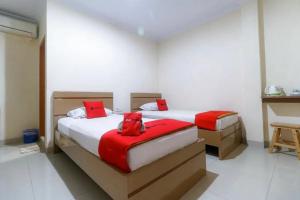RedDoorz Plus near WTC Batanghari Mall客房内的一张或多张床位