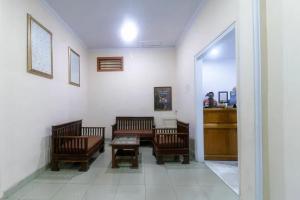 RedDoorz Plus near WTC Batanghari Mall的休息区