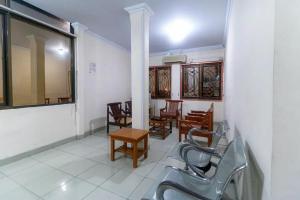 RedDoorz Plus near WTC Batanghari Mall的休息区