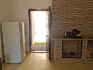 una cucina con frigorifero e muro di mattoni di basic 2 bedroom apartment a Sharm El Sheikh