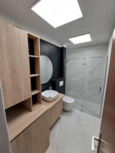 W łazience znajduje się umywalka, toaleta i lustro. w obiekcie Cozy Apartment Split w Splicie