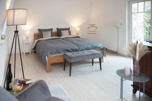 una camera con un grande letto e un tavolo di Haus mit 110qm und Garten 150m zum Wasser a Stralsund